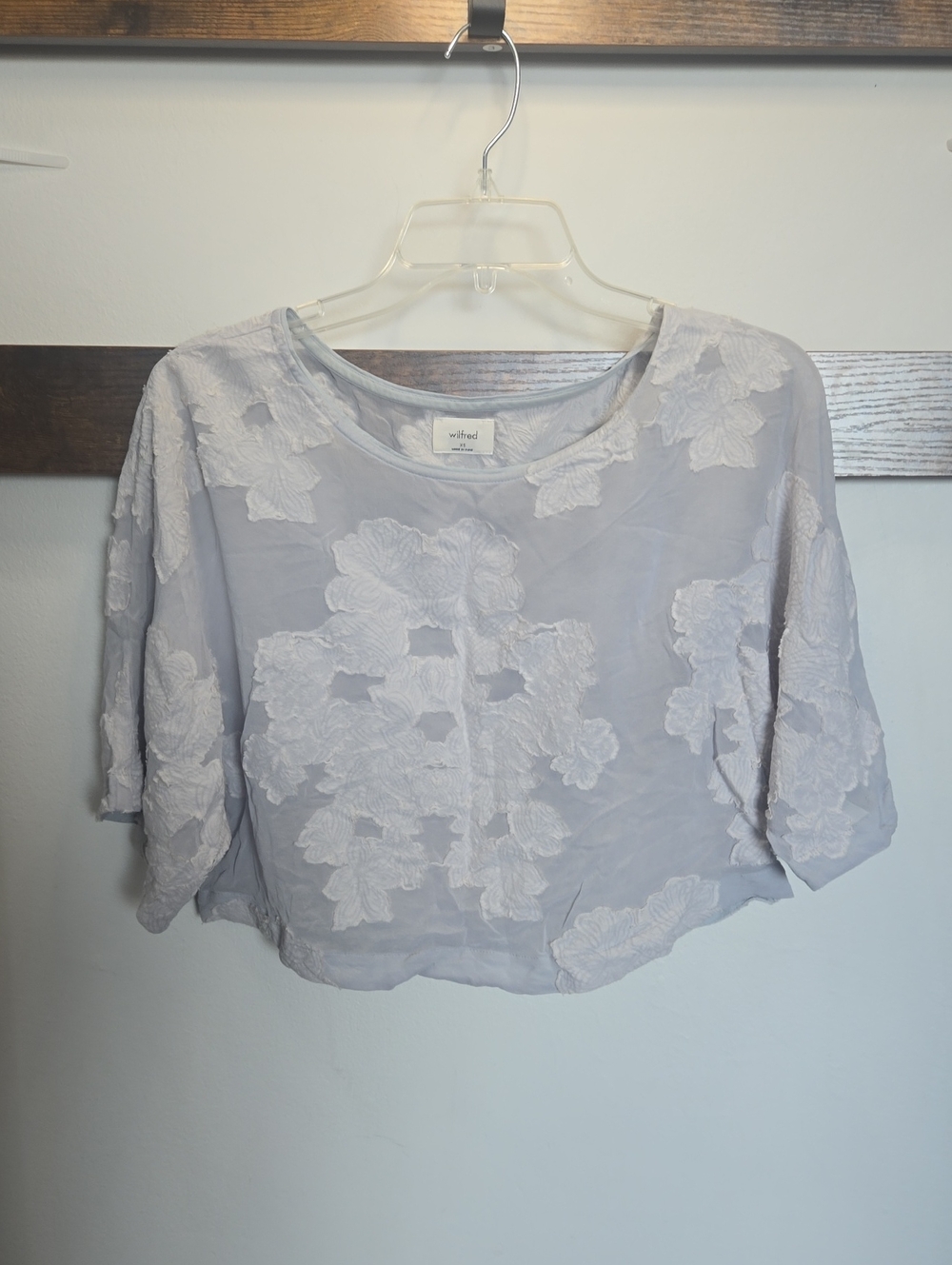 Wilfred Light Gray Cropped Floral Applique Top